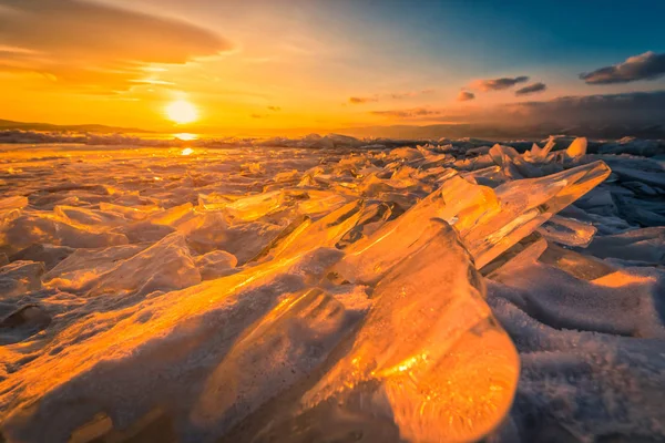 Cielo del atardecer con hielo natural sobre agua congelada en el lago Baikal, Siberia, Rusia. — Foto de Stock