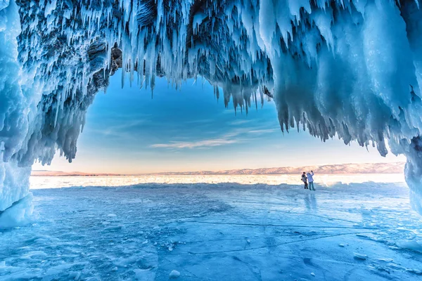 Dentro de la cueva de hielo azul con el amor de pareja en el lago Baikal, Siberia, Rusia oriental . — Foto de Stock