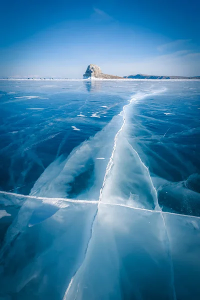 シベリア、バイカル湖の凍った水の中の自然破壊氷ロシア. — ストック写真