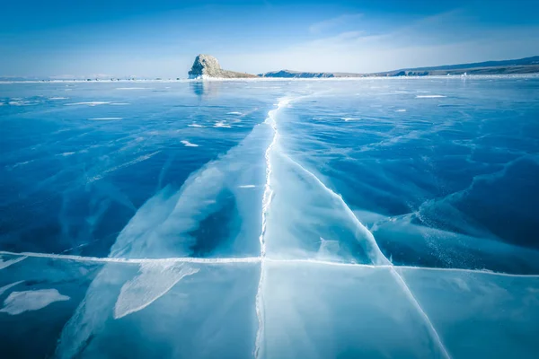 Rompiendo hielo natural en agua helada en el lago Baikal, Siberia, Rusia. — Foto de Stock