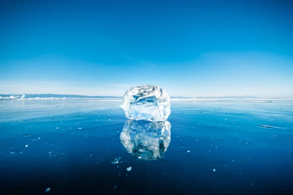 Primer plano de la rotura natural de hielo en agua congelada en el lago Baikal, Siberia, Rusia . — Foto de Stock