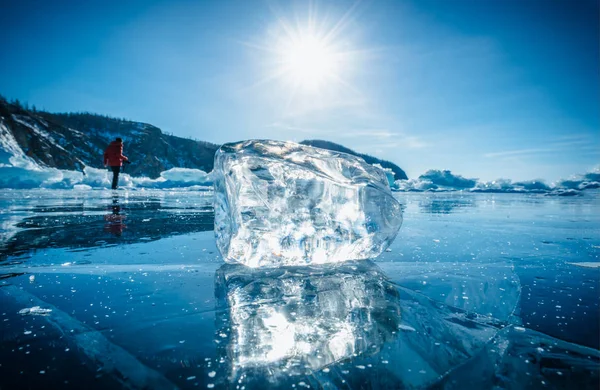 Primer plano de la ruptura natural del hielo con la luz solar en el agua congelada en el lago Baikal, Siberia, Rusia . — Foto de Stock