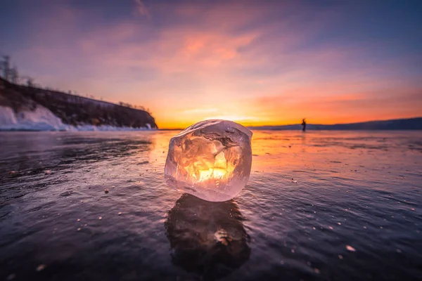 バイカル湖、シベリア、ロシアの日没時の凍った水の自然割れ氷のクローズアップ. — ストック写真