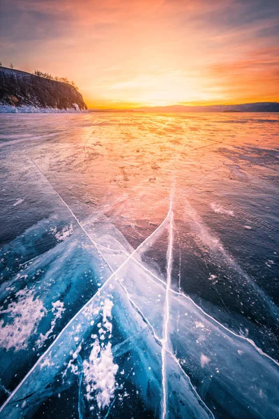 Cielo del atardecer con hielo natural sobre agua congelada en el lago Baikal, Siberia, Rusia. — Foto de Stock