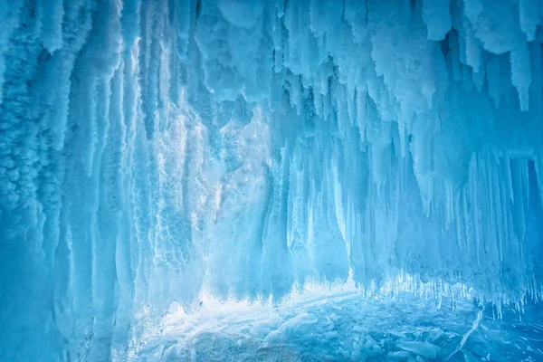 Dentro de la cueva de hielo azul en el lago Baikal, Siberia, Rusia Oriental — Foto de Stock