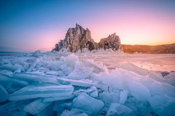バイカル湖、シベリア、ロシアの凍った水の中で自然の破壊氷と日の出のシャマンカ岩の風景. — ストック写真