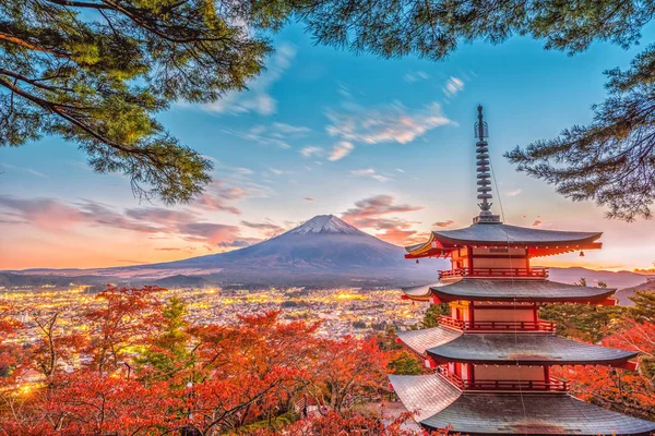 Mt. Fuji Chureito Pagoda ve sonbaharda Japonya 'nın Fujiyoshida şehrinde günbatımında kırmızı yaprak..