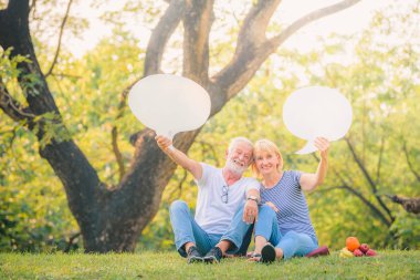 Yaşlı çift gün batımında bahçede eğleniyor. Yaşlı aşıklar konsepti.