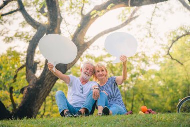 Yaşlı çift gün batımında bahçede eğleniyor. Yaşlı aşıklar konsepti.