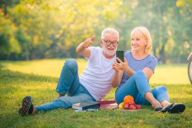 Yaşlı çift gün batımında bahçede eğleniyor. Yaşlı aşıklar konsepti.