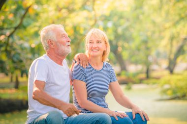 Yaşlı çift gün batımında bahçede eğleniyor. Yaşlı aşıklar konsepti.