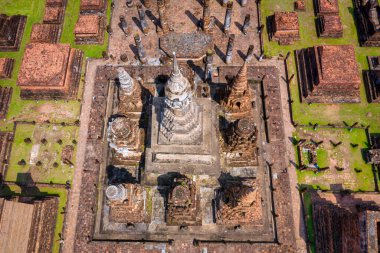 Tayland 'daki Sukhothai Tarih Parkı' ndaki Wat Mahathat tapınağındaki Antik Buda heykeli..