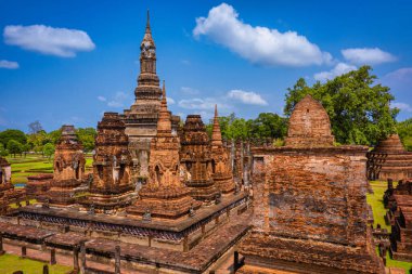 Tayland 'daki Sukhothai Tarih Parkı' ndaki Wat Mahathat tapınağındaki Antik Buda heykeli..