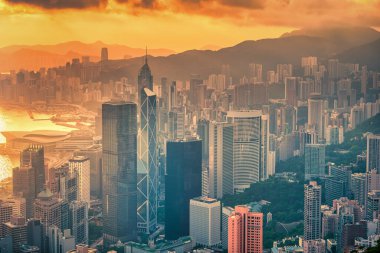 Hong Kong şehri, Peak Dağı 'ndan gün doğumunda gökyüzüne yükseliyor..