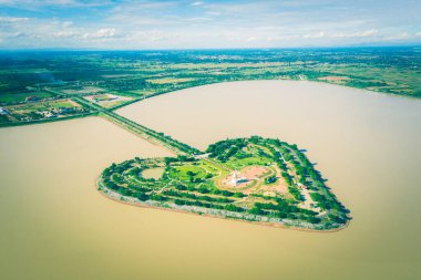 Thailand, Sukhothai 'de Thung Talayluang' da Gündüz vakti Yürek Şekli Ada 'nın (Kutsal Yürek Toprakları Talayluang) havadan görünüşü.
