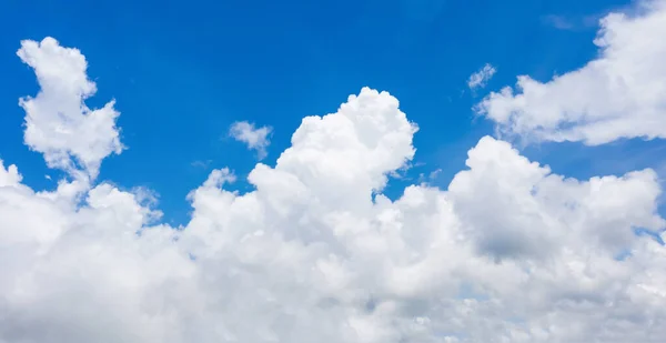 Schöner Blauer Himmel Mit Wolkenhintergrund — Stockfoto