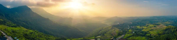 Luftaufnahme Des Dramatischen Sonnenaufgangs Mit Bergen Regenwald Bei Khao Kho — Stockfoto