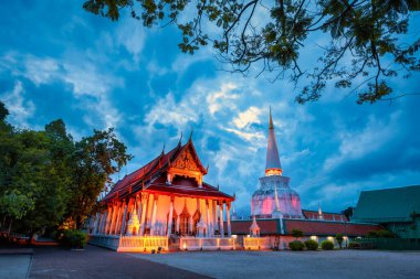 Antik Pagoda Wat Mahathat tapınağında gün batımında Nakhon Si Thammarat, Tayland