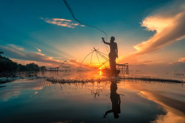 Nakorn Thammarat Thailand August 2020 Silhouette Fisherman Fishing Netze Auf — Stockfoto