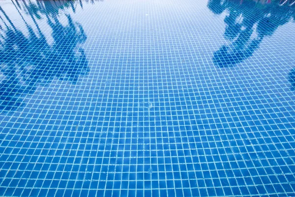 Foto Água Uma Piscina Com Reflexos Ensolarados — Fotografia de Stock