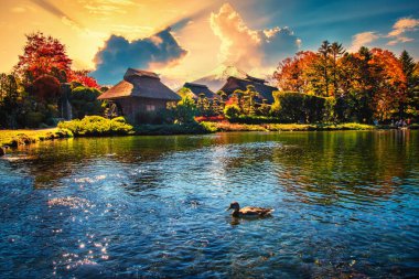 Antik Oshino Hakkai köyü. Fuji, Minamitsuru Bölgesinde Sonbahar sezonunda, Yamanashi Bölgesi, Japonya. 