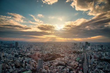 Tokyo Skyline ve Japonya 'da gün batımında gözlem güvertesindeki gökdelenlerin manzarası..