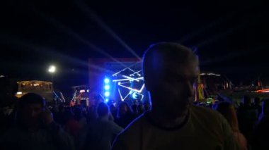 Yalta, Crimea - 1 Mayıs 2018: Açık hava, dans, kişilik bir kalabalık içinde neşeli disko parti kışkırtıcı bir Dj yol açar. Bir sürü insan bir konserde dans
