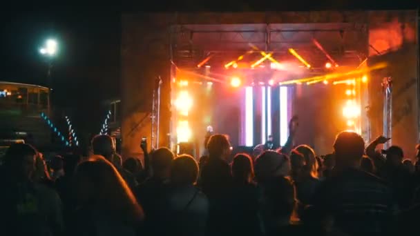 Yalta, Crimea - 1 de mayo de 2018: Disco alegre al aire libre, una multitud de personas bailando, un DJ incendiario dirige una fiesta. Mucha gente baila en un concierto. — Vídeo de stock