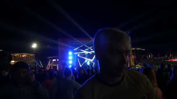 Yalta, Krim - 1. Mai 2018: Fröhliche Disco unter freiem Himmel, eine Menschenmenge tanzt, ein hetzerischer DJ leitet eine Party. Viele Menschen tanzen bei einem Konzert — Stockvideo