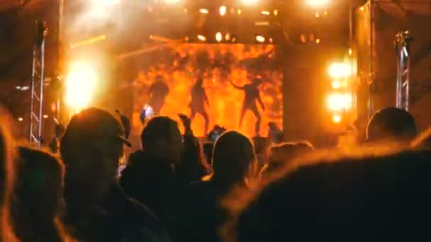 Yalta, Crimea - 2018. május 1.: A szabadban, a tömeg az emberek táncoltak, vidám disco egy gyújtó Dj vezet egy párt. Egy csomó ember táncol egy koncerten — Stock videók