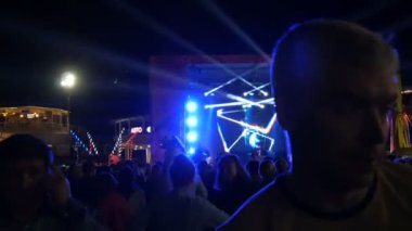 Yalta, Crimea - 1 Mayıs 2018: Açık hava, dans, kişilik bir kalabalık içinde neşeli disko parti kışkırtıcı bir Dj yol açar. Bir sürü insan bir konserde dans