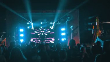 Yalta, Crimea - 1 Mayıs 2018: Açık hava, dans, kişilik bir kalabalık içinde neşeli disko parti kışkırtıcı bir Dj yol açar. Bir sürü insan bir konserde dans