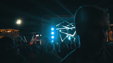 Yalta, Crimea - 1 Mayıs 2018: Açık hava, dans, kişilik bir kalabalık içinde neşeli disko parti kışkırtıcı bir Dj yol açar. Bir sürü insan bir konserde dans