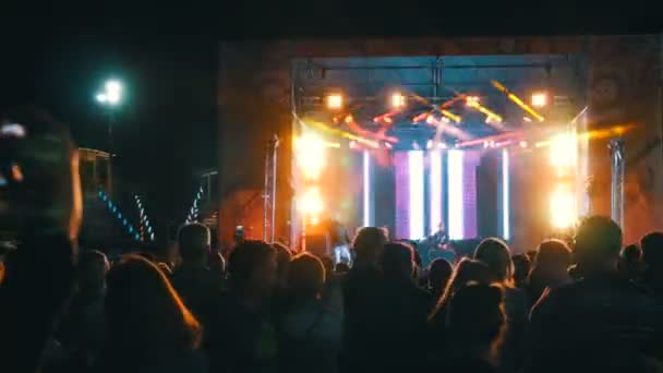 Jalta, Krym - 1. května 2018: Veselá diskotéka pod širým nebem, dav lidí tančí, zápalné Dj vede strana. Spousta lidí se tančí na koncertě — Stock video