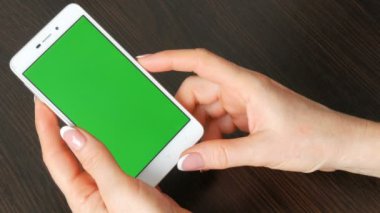 Eller güzel Fransız manikür ile yeşil ekran ile beyaz bir akıllı telefon alıyorum. Smartphone, Smartphone yeşil ekran ile tutarak kullanarak