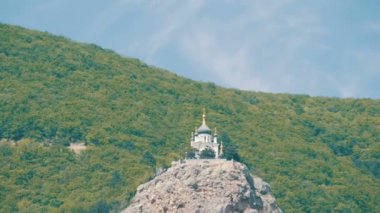 Üzerinde bir güzel Foros Ortodoks kayalık ve yeşil Kırım Dağları arasında üstte duran Kilisesi, görüntüleme