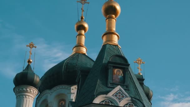 Gouden koepel van de orthodoxe kerk in Foros, Crimea — Stockvideo