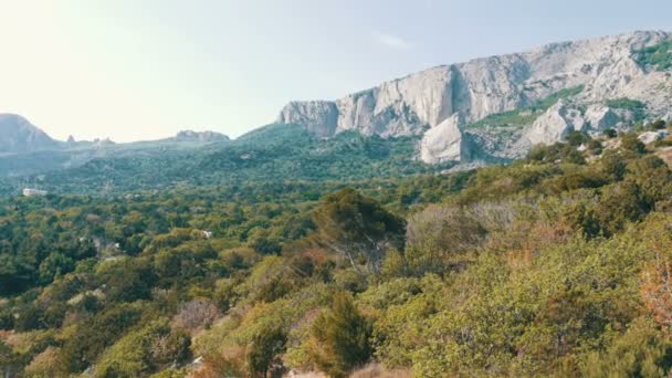 Hermosas majestuosas montañas rocosas de Crimea no muy lejos de los Foros — Vídeo de stock