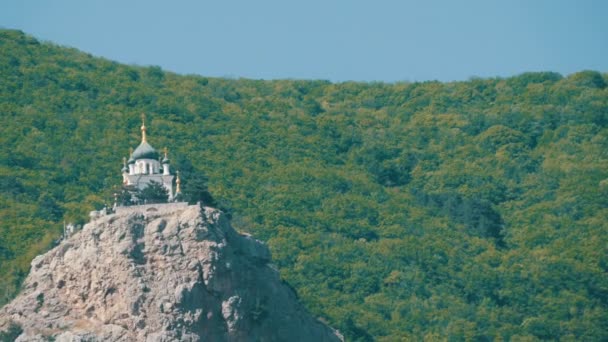 Vista su una bella chiesa ortodossa di Foros, che sorge in cima tra le montagne rocciose e verdi della Crimea — Video Stock