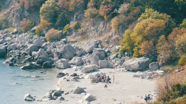 Βραχώδη ακτή της Μαύρης Θάλασσας στις οποίες υπάρχουν μερικά άτομα με τέντες. Κάμπινγκ στην άγρια μέρη — Αρχείο Βίντεο