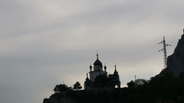 Zobacz na piękne Foros Cerkiew, która stoi na szczycie wśród skalistych i zielonej góry Krymskie — Wideo stockowe