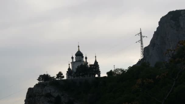 Vista de una hermosa iglesia ortodoxa Foros, que se encuentra en la cima entre las montañas rocosas y verdes de Crimea — Vídeos de Stock