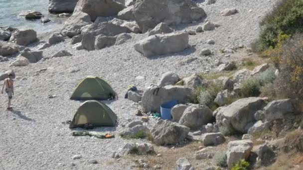 Klippiga kusten vid Svarta havet där det finns få människor med tält. Camping i vilda platser — Stockvideo