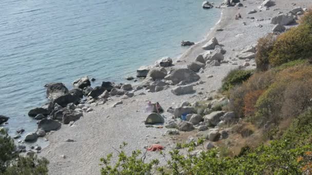 Costa rocosa del Mar Negro en la que hay pocas personas con tiendas de campaña. Camping en lugares salvajes — Vídeo de stock