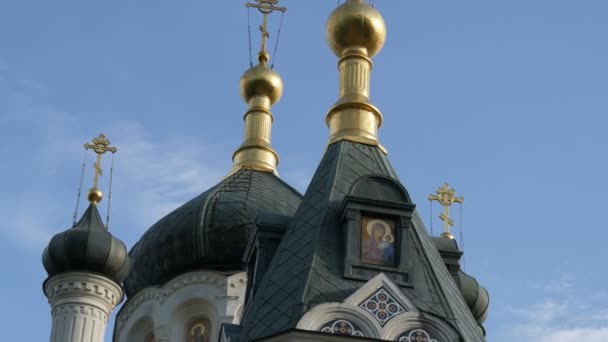 Золотой купол Православной церкви в Форосе — стоковое видео