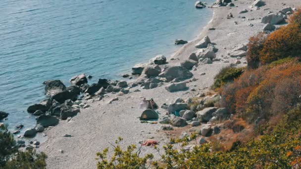 Felsige Küste des Schwarzen Meeres, auf der es nur wenige Menschen mit Zelten gibt. Zelten an wilden Orten — Stockvideo