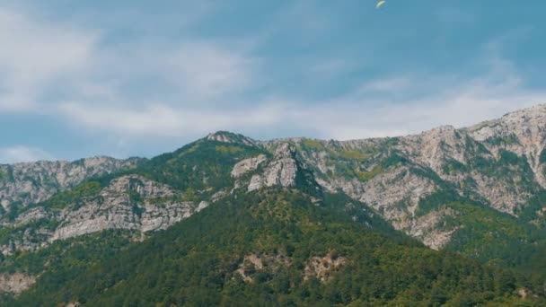 Krásný majestátní skalnaté Krymské hory nedaleko Foros — Stock video