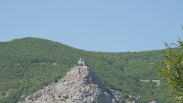 Vista sobre uma bela Igreja Ortodoxa Foros, que fica no topo entre as montanhas rochosas e verdes da Crimeia — Vídeo de Stock