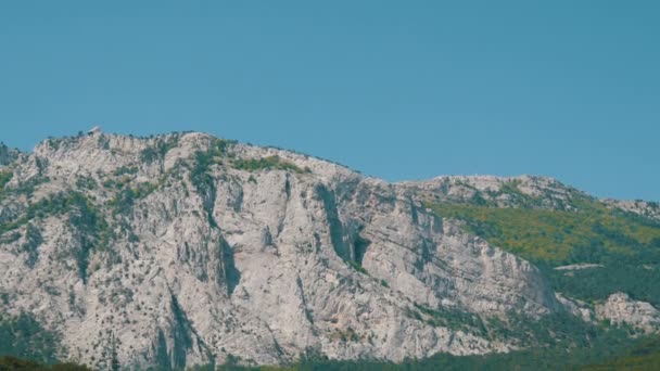美丽的雄伟的岩石克里米亚山脉不远处的 Foros — 图库视频影像