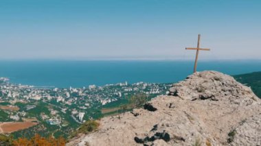 Stavri-Kaya Dağ, deniz ve Yalta şehir üzerinden görüntülemek